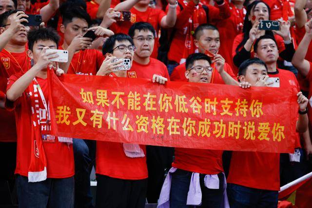 拉菲尼亚因肌肉水肿退出国家队，返回巴萨进行检查